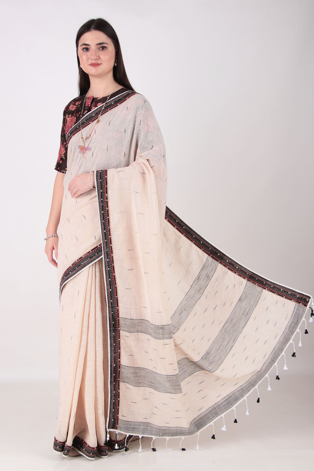 SAHAJ light beige/ecru Saree