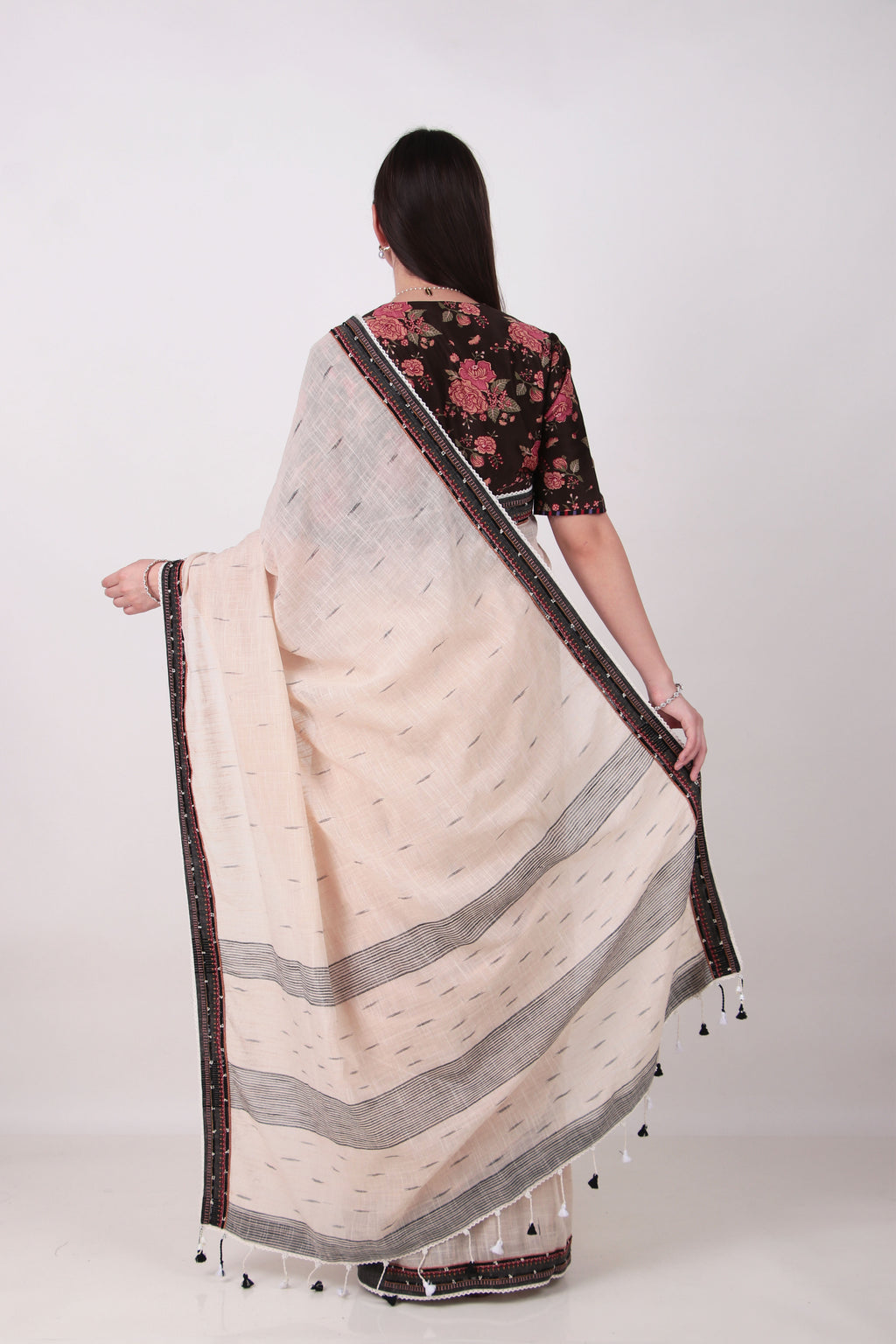 SAHAJ light beige/ecru Saree