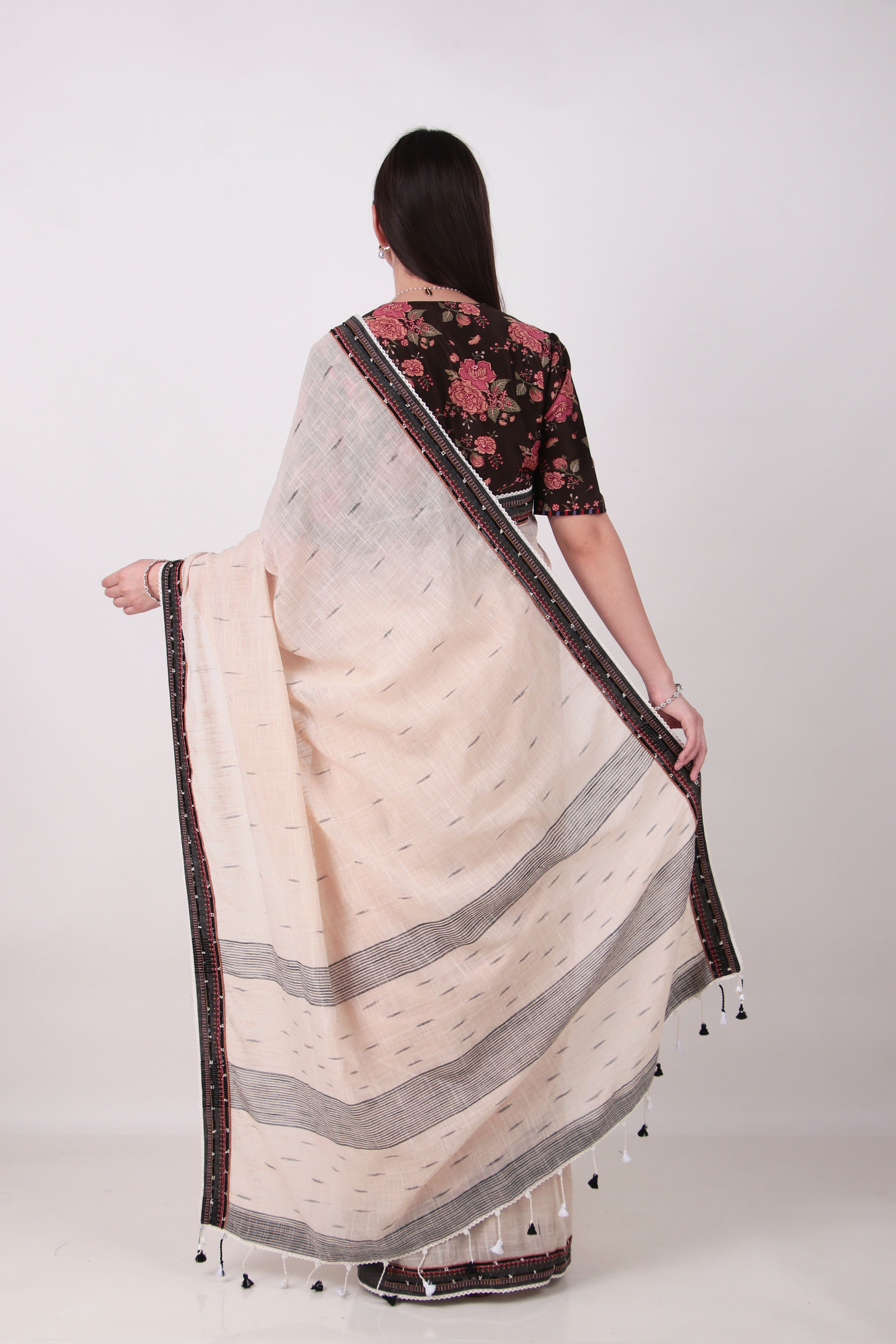 SAHAJ light beige/ecru Saree
