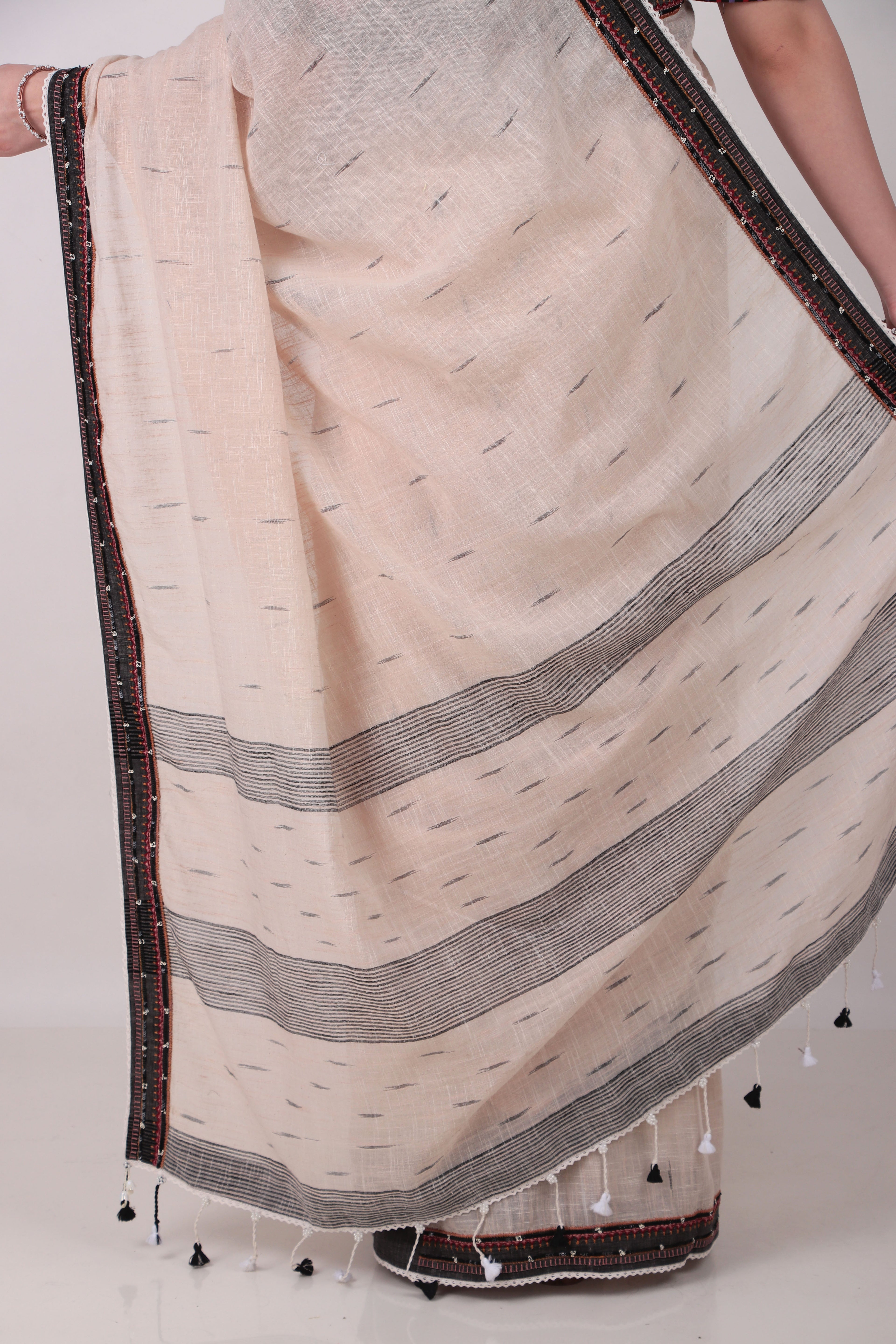 SAHAJ light beige/ecru Saree