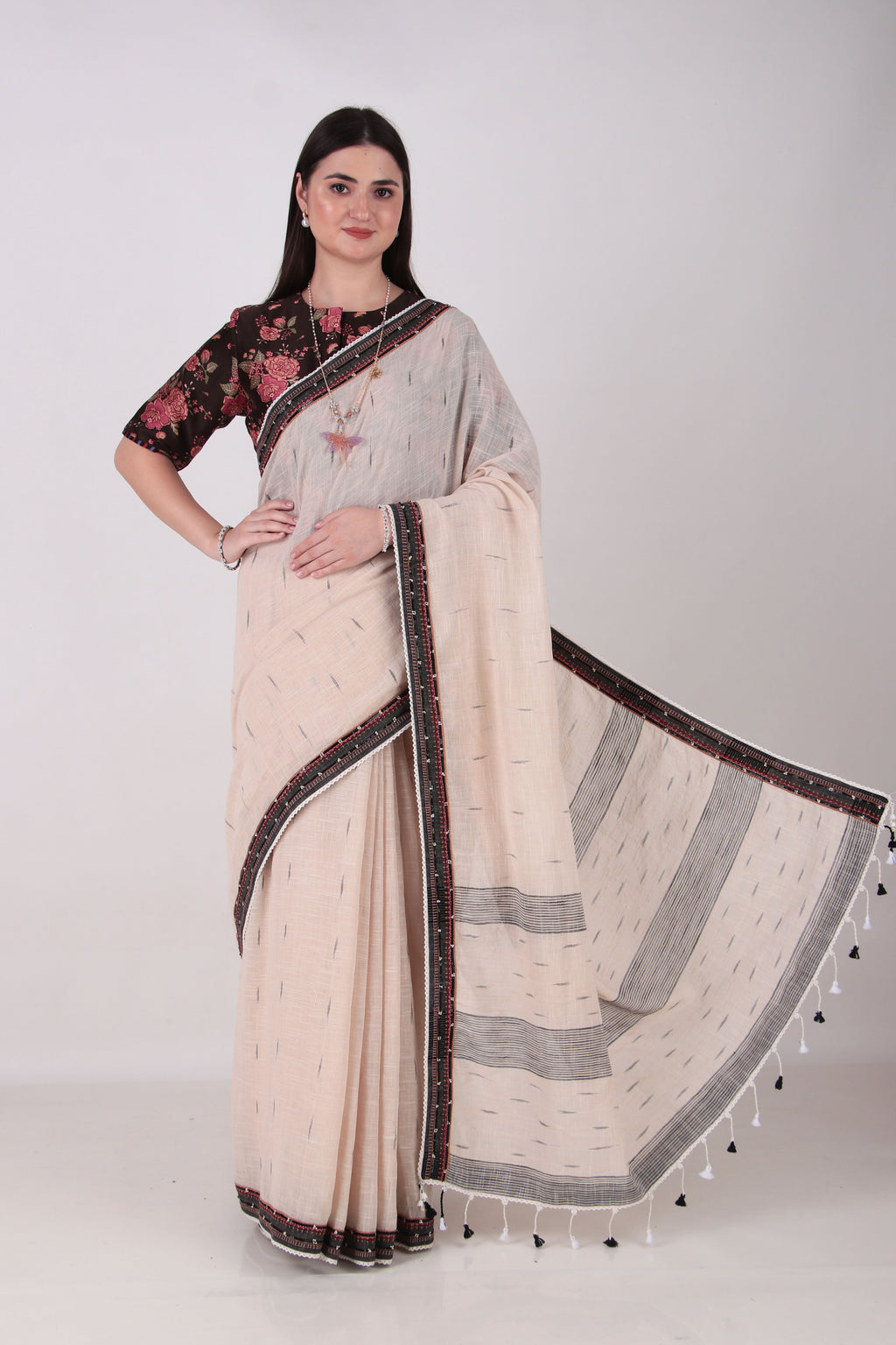 SAHAJ light beige/ecru Saree
